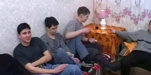 Русская мама блядь трахается с друзьями сына изменяя мужу