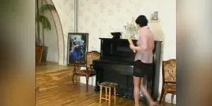 Мать научила сыну игре на пианино, а он ее выебал