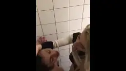 Пьяная девушка лижет в туалете пизду подруге