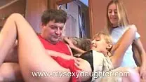 Отец обучает двух дочек как нужно трахаться
