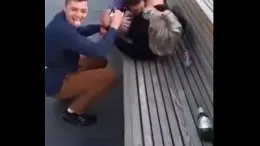 Пьяный парень лижет пизду девушке на улице