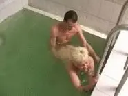 Русский внук трахает волосатую пизду бабушки в бассейне