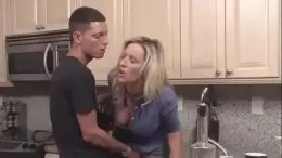 Сын выебать мать застрявшую в раковине