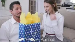 Дочь подарила отцу резиновую вагину и трахнулась с ним