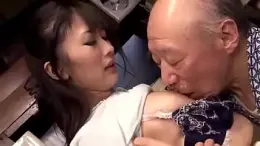 Старый дед азиат трахает худую внучку