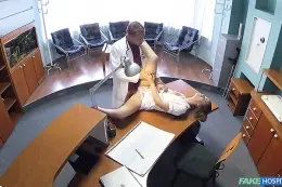 Доктор трахает молодую секретаршу на столе в больнице
