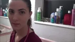 Медсестра трахается с доктором в туалете больницы