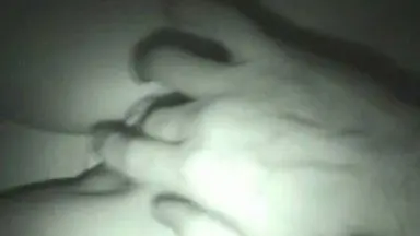 Спящая телка получает удовольствие от шаловливых умелых пальцев