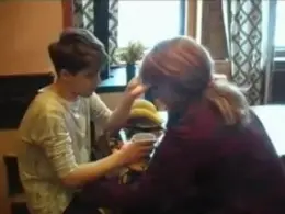 Русская мама учит сына вставлять член в свою киску