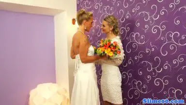 Невесты лесбиянки трахаются через дырку в стене