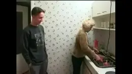 Мама отблагодарила сына сексом за чистую посуду