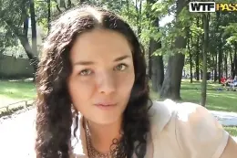 Кудрявая русская девушка согласилась на секс с незнакомцем на улице